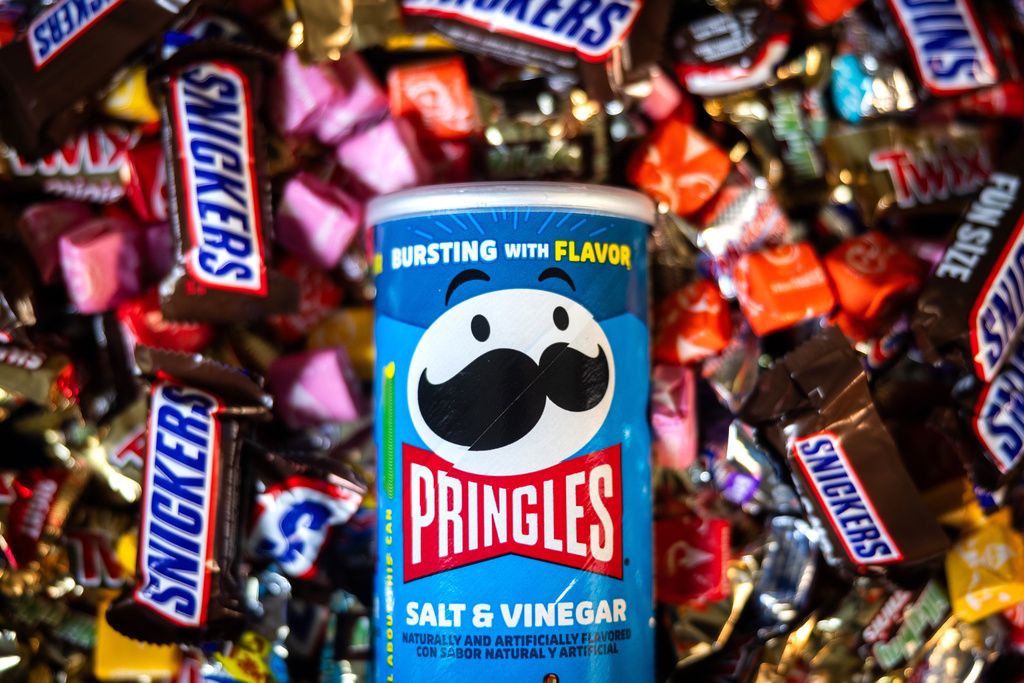 Pringles-Chipsdose von Kellanova umgeben von Snickers-Riegeln in Washington, DC. Mars Inc. kauft Kellanova für 36 Milliarden US-Dollar.