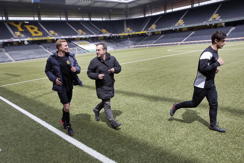 Aufwärmen mit dem Regisseur: Der preisgekrönte Berner Schauspieler Max Hubacher (links) spielt die Hauptrolle in Marcel Gislers Spielfilm «Mario».