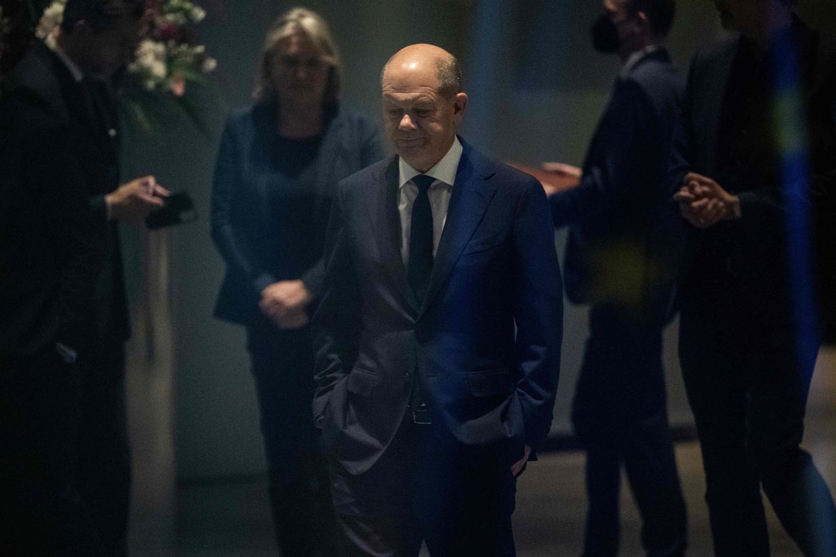 Le chancelier allemand Olaf Scholz attend l’arrivée du président roumain à la chancellerie de Berlin, le 15 novembre 2024.