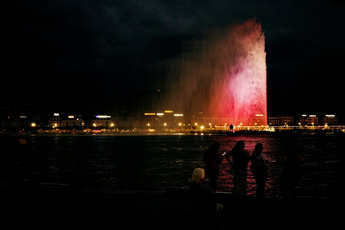 Genève, 1er août 2020. Bains des Pâquis. Fête du 1er août, concerts. Et le jet d'eau est en rouge et blanc! PHOTO: LAURENT GUIRAUD/tamedia