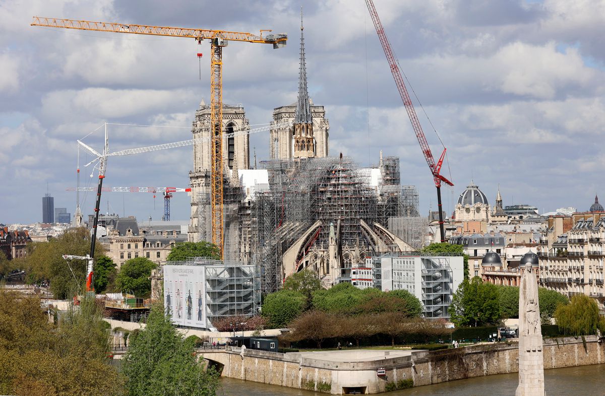 La cathédrale Notre-Dame de Paris et sa nouvelle flèche sont visibles ce 10 avril 2024, près de cinq ans après qu’un incendie a ravagé ce monument emblématique, au cœur de Paris.
