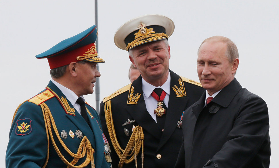 Vladimir Poutine a passé en revue à bord d'une vedette, les navires de la Flotte russe de la mer Noire dans le port ukrainien de Sébastopol, à l'occasion de la fête de la victoire sur les nazis. (9 mai 2014).