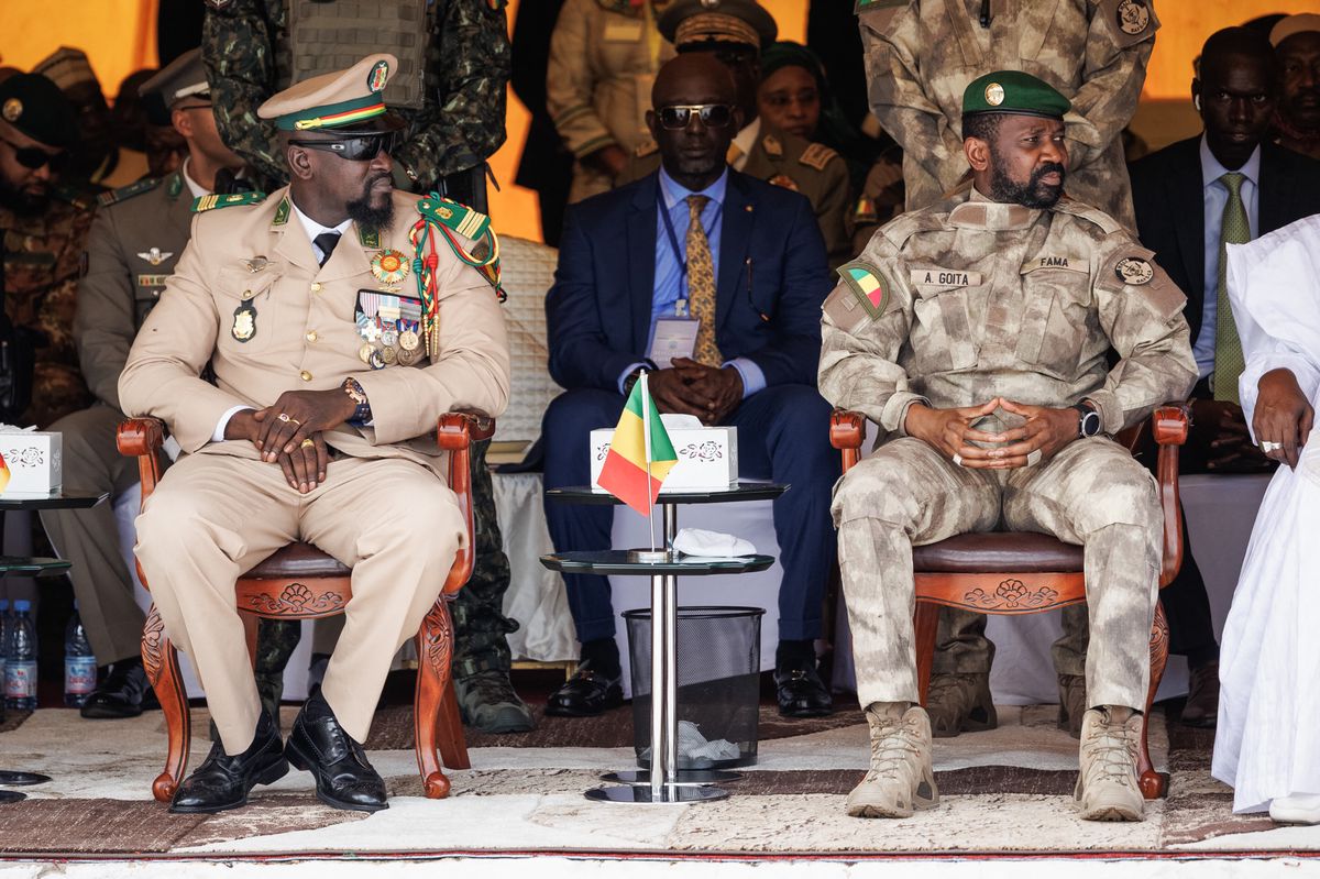 Le chef de la junte au Mali, le colonel Assimi Goïta (à droite), et son homologue au pouvoir en Guinée, le colonel Mamady Doumbouya, assistent à une parade militaire à Bamako, le 22 septembre 2022.  
