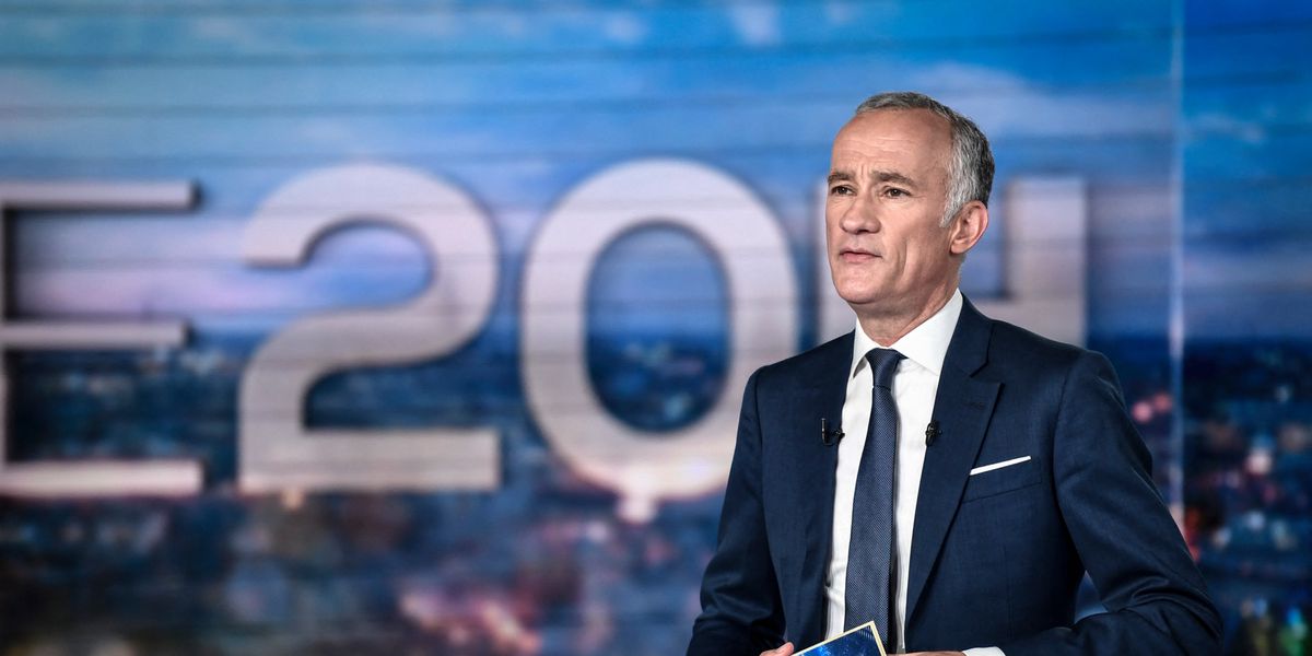L'animateur de télévision Gilles Bouleau sur le plateau du journal télévisé de TF1 le 21 janvier 2021 à Boulogne Billancourt, près de Paris.