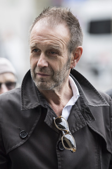 Unter den Trauergästen befinden sich viele eidgenössische, kantonale und städtische Politiker, Weggefährten und Widersacher. Oder Musiker wie Kuno Lauener, Sänger der Berner Band Züri West...