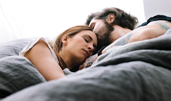 Zusammen einschlafen und Arm in Arm wieder aufwachen – für viele Paare ist das die Idealvorstellung.