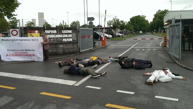 Liegedemo gegen israelische Drohnen: Aktivisten vor dem Waffenplatz in Thun. (26. Mai 2015)
