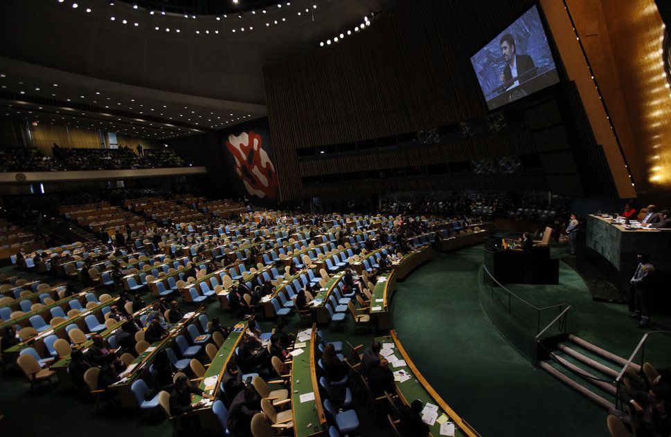 Die meisten Stühle sind leer: Während der Rede des iranischen Präsidenten Mahmoud Ahmadinejad verliessen zahlreiche Diplomaten den Saal.