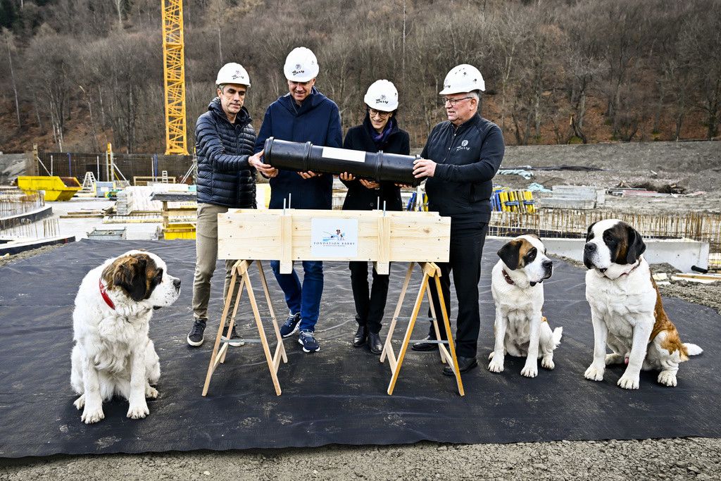 Nicolas Meilland, architecte du bureau GAME, Christophe Darbellay, President du Gouvernement valaisan, Anne-Laure Couchepin Vouilloz, Presidente de Martigny et Jean-Maurice Tornay, President de la Fondation Barry, de gauche a droite, glissent une capsule dans une boite, lors de la pose de la premiere pierre du futur Parc thematique Barryland de de la Fondation Barry le mardi 30 janvier 2024 a Martigny. (KEYSTONE/Jean-Christophe Bott)