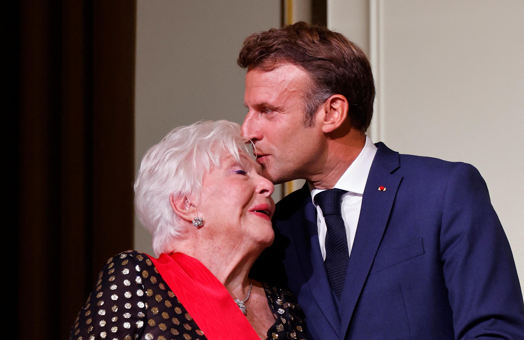 Emmanuel Macron lors de la remise du Grand croix de la Légion d’honneur à Line Renaud. Alors qu’elle plaidait pour une loi sur l’euthanasie, «on le fera!», avait-il promis.