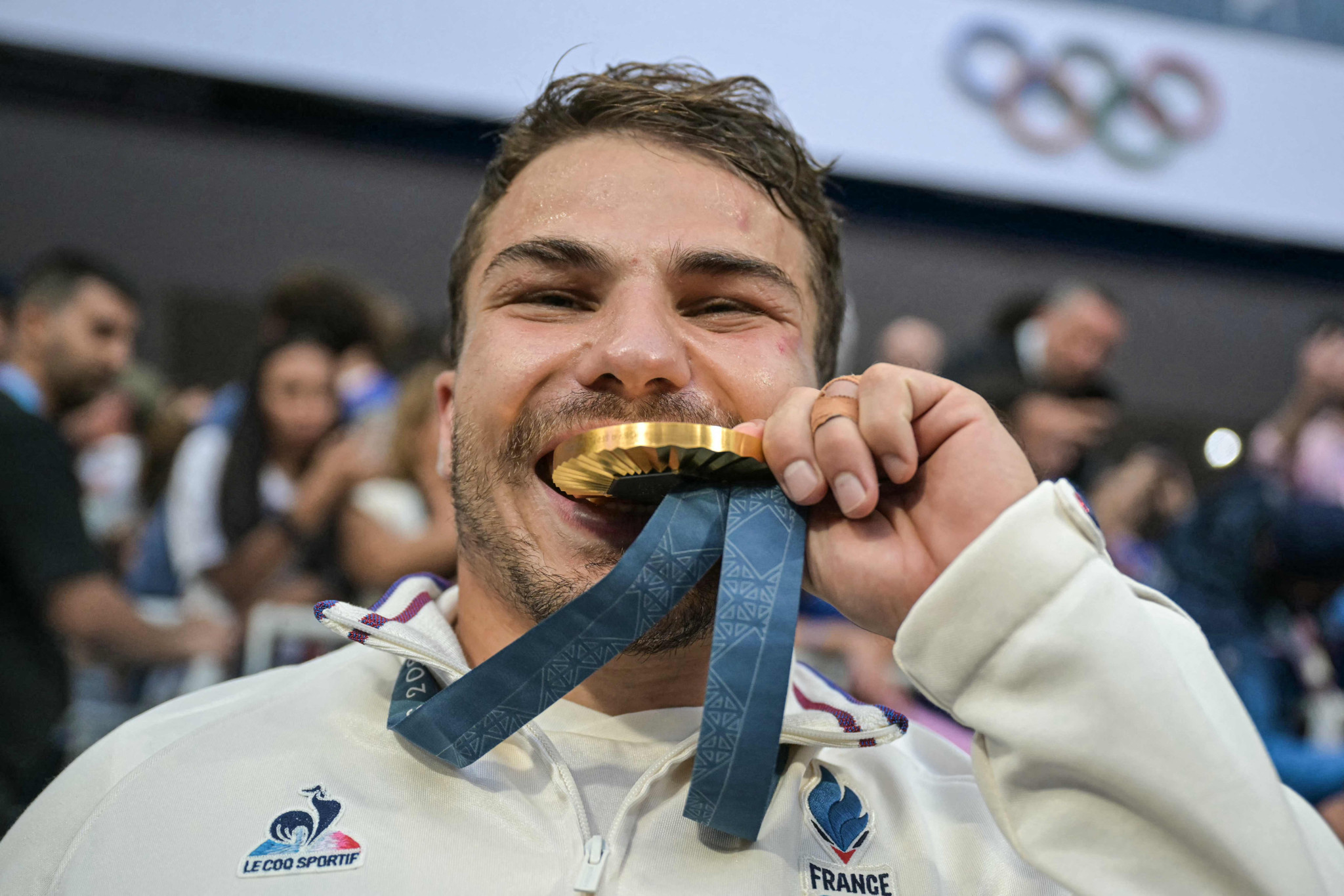 France's Antoine Dupont celebrates with his gold medal during the victory ceremony following the men's gold medal rugby sevens match between France and Fiji during the Paris 2024 Olympic Games at the Stade de France in Saint-Denis on July 27, 2024. (Photo by CARL DE SOUZA / AFP)