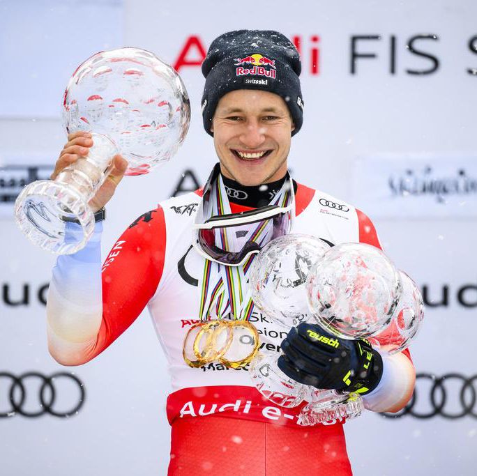 Marco Odermatt, skieur suisse, célèbre avec quatre trophées de globes de cristal lors de la cérémonie de remise des prix de la Coupe du monde de ski alpin FIS à Saalbach-Hinterglemm, Autriche.