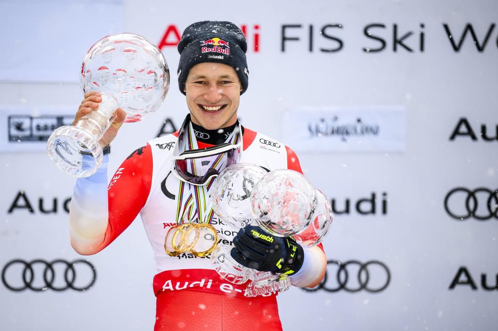 Marco Odermatt, skieur suisse, célèbre avec quatre trophées de globes de cristal lors de la cérémonie de remise des prix de la Coupe du monde de ski alpin FIS à Saalbach-Hinterglemm, Autriche.
