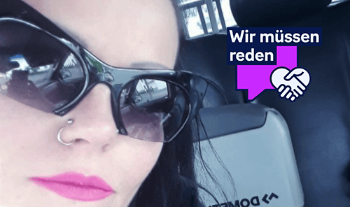 Eine Frau mit Sonnenbrille