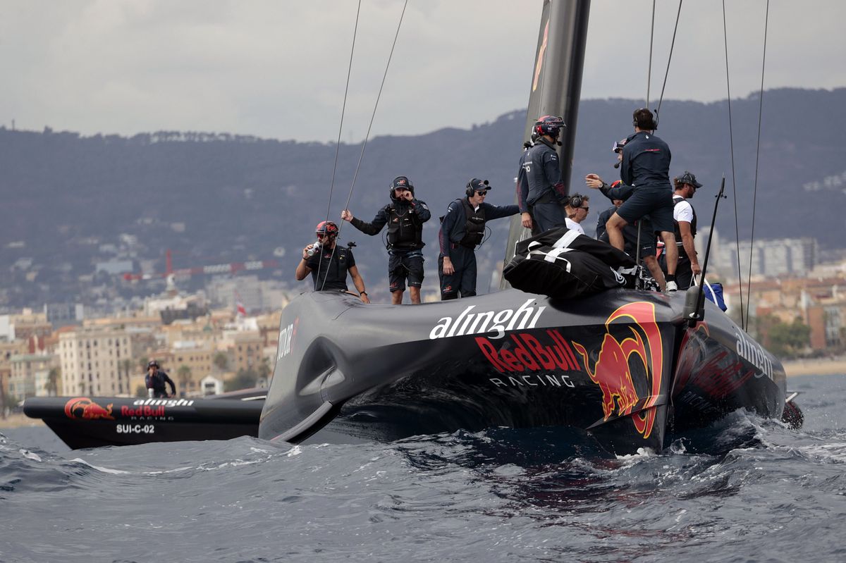 Alinghi Red Bull Racing de Suisse en compétition lors de la quatrième journée des demi-finales de la Coupe Louis Vuitton dans le cadre de la compétition de la Coupe de l'America à Barcelone, Espagne, le 18 septembre 2024.