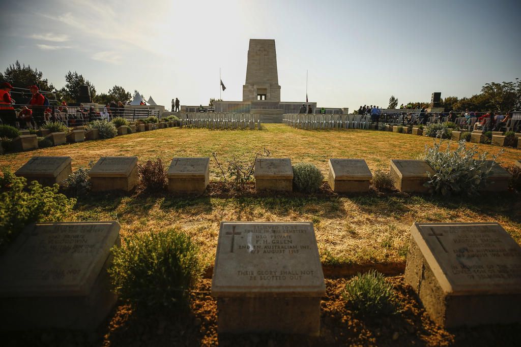 Le journal a expliqué que les bambins rejouaient la bataille de Gallipoli qui a opposé en 1915 l'Empire ottoman et les troupes franco-britanniques dans la péninsule de Gallipoli, dans l'actuelle Turquie, durant la Première guerre mondiale.