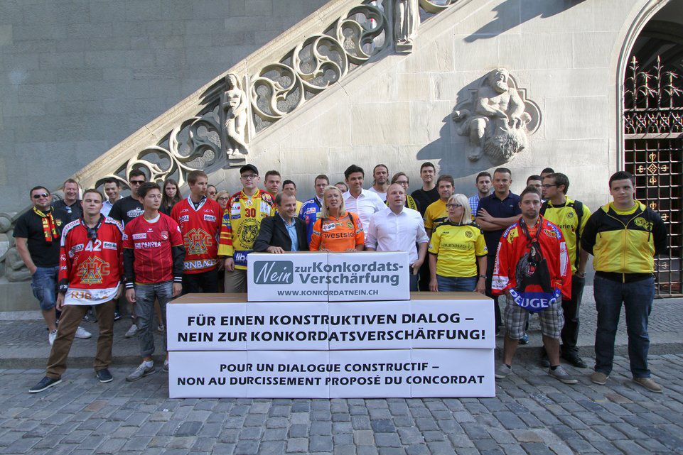 Das Komitee will, dass das Berner Stimmvolk über die Verschärfung des Hooligan-Konkordates abstimmt. Der Abstimmung dürfte nichts mehr im Wege stehen, da die im Kanton Bern nötigen 10'000 Unterschriften übertroffen wurden.