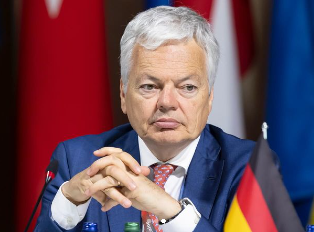 Didier Reynders inszeniert sich auf Instagram als belgischer Vertreter an der Ukraine-Friedenskonferenz.