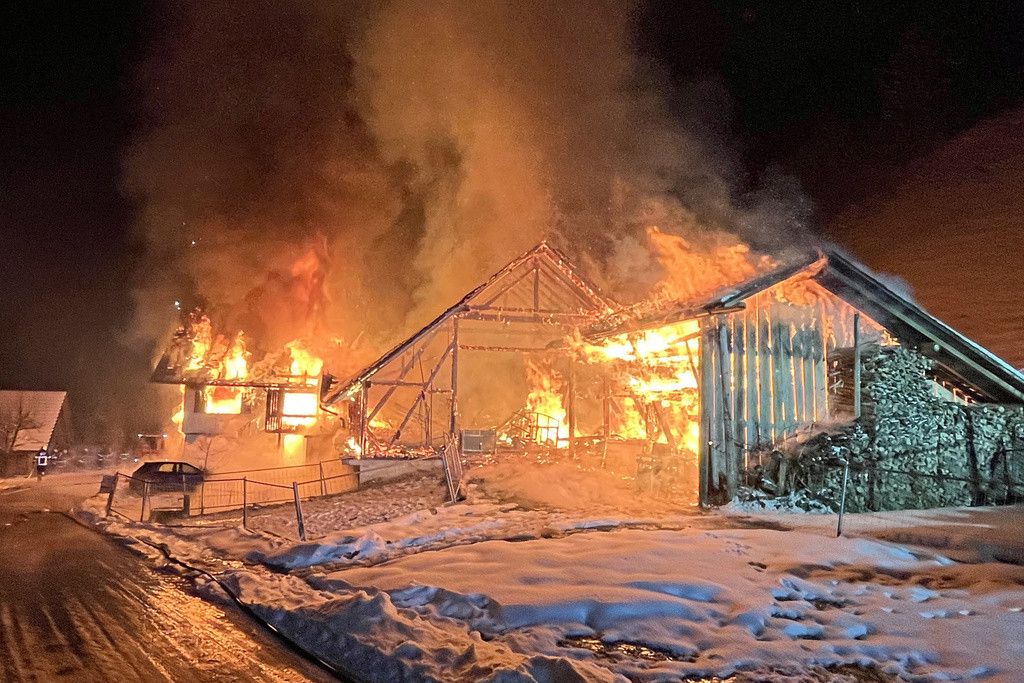 HANDOUT - Bei einem Brand in Wiggen LU sind am Montag, 22. Januar 2024 drei Personen verletzt worden. Drei weitere Personen wurden vermisst. Die Brandursache war am Montagmorgen noch unklar, wie die Kantonspolizei mitteilte. (LUZERNER POLIZEI) *** NO SALES, DARF NUR MIT VOLLSTAENDIGER QUELLENANGABE VERWENDET WERDEN ***