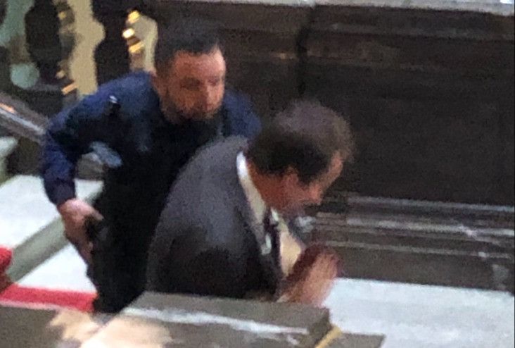 Did not want to be stopped: A federal police officer armed with a submachine gun tried to prevent Thomas Aeschi, leader of the SVP parliamentary group, from passing the main staircase of the Federal Palace. 