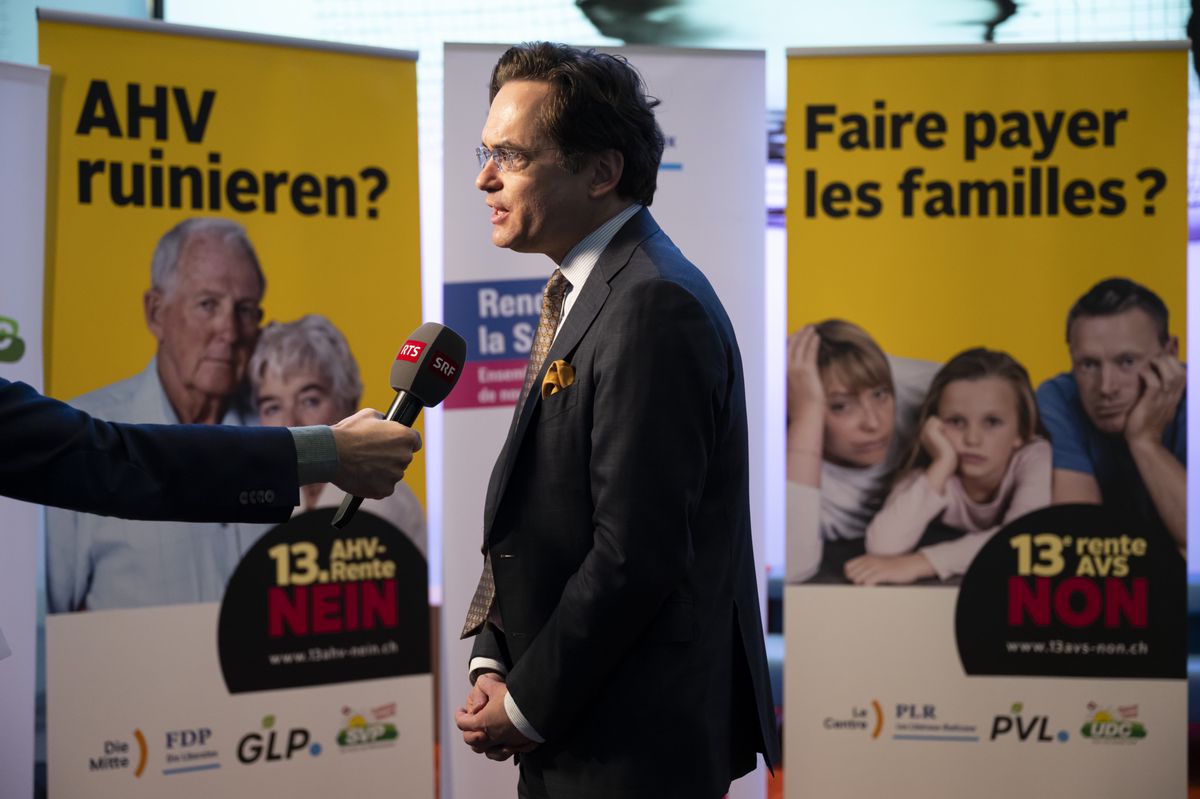 Olivier Feller, conseiller national (PLR/VD), juste avant une conférence de presse pour défendre le non à la 13e rente AVS, le 23 janvier 2024. (KEYSTONE/Anthony Anex)