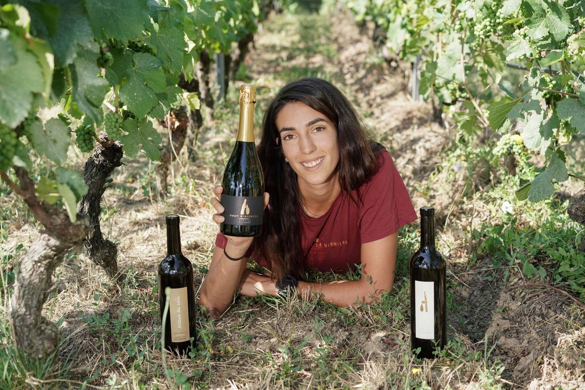 SORAL, LE 18/07/2022 - Domaine de la Mermière, à Soral (GE). Justine Batardon présente le cépage altesse en trois versions: le conventionnel, le nature et le brut. 