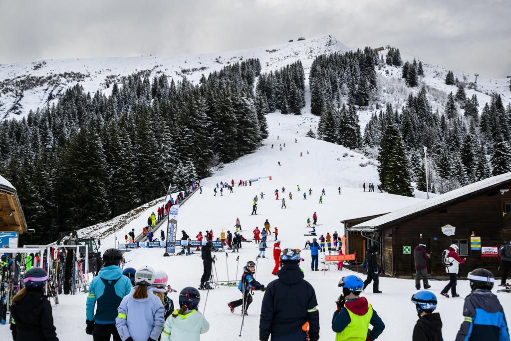 Des skieurs descendent la piste du domaine skiable entre Meilleret et Les Mazots le mardi 27 décembre 2022 aux Diablerets dans les Alpes vaudoises.