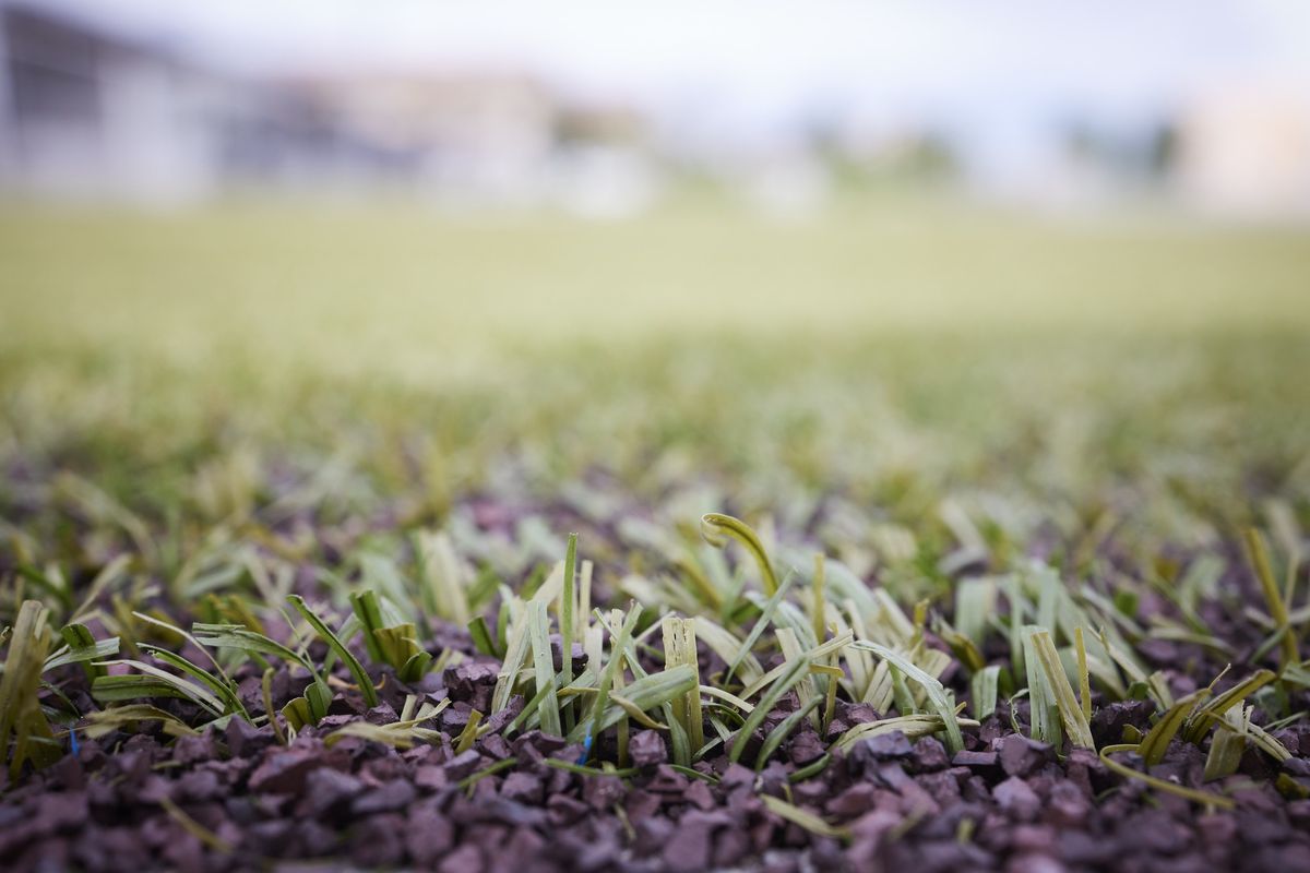 Les granulats de remplissage en microplastiques, billes de caoutchouc à base de pneus recyclés, seront bientôt proscrits par l’Union européenne.