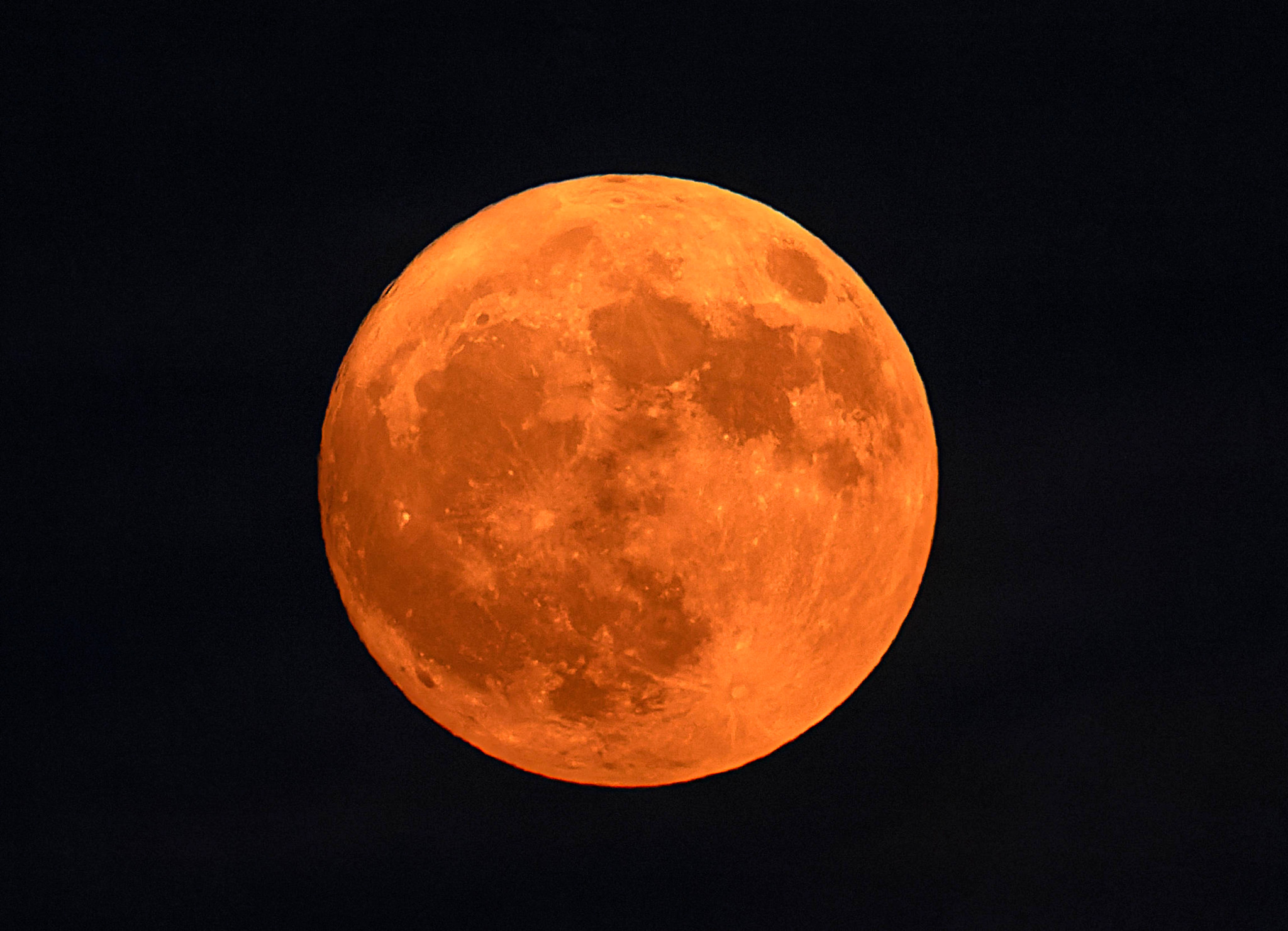 Blutroter Erdbeermond am 10. Juni 2025 über Bad Wörishofen im Allgäu, tief am Nachthimmel sichtbar.
