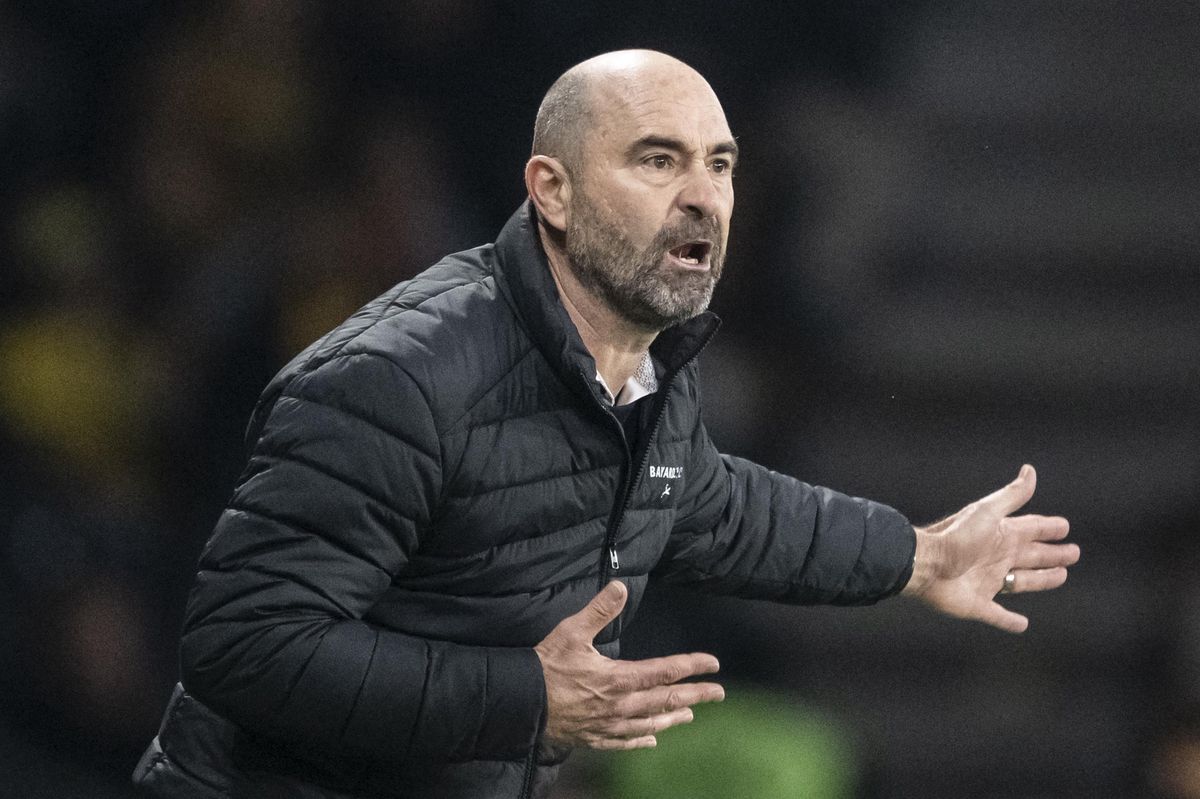 Trainer gestikuliert energisch während des Spiels BSC Young Boys gegen FC Luzern im Wankdorf Stadion in Bern.