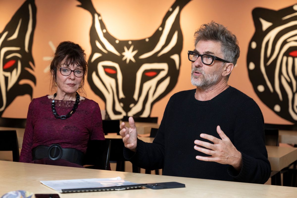 Yvette Théraulaz et Pascal Rambert en interview à Lausanne discutant de la création de leur spectacle 'Interview 2' avec des illustrations artistiques en arrière-plan.