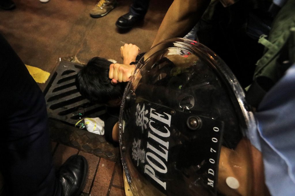 La police anti-émeutes charge les manifestants