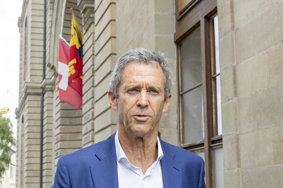 Israeli business man and diamond magnate Beny Steinmetz leaves the courthouse in Geneva after the closing his trial in appeal corruption sentence linked to mining rights in Guinea, in Geneva, Switzerland, Tuesday, September 6, 2022. (KEYSTONE/Salvatore Di Nolfi)