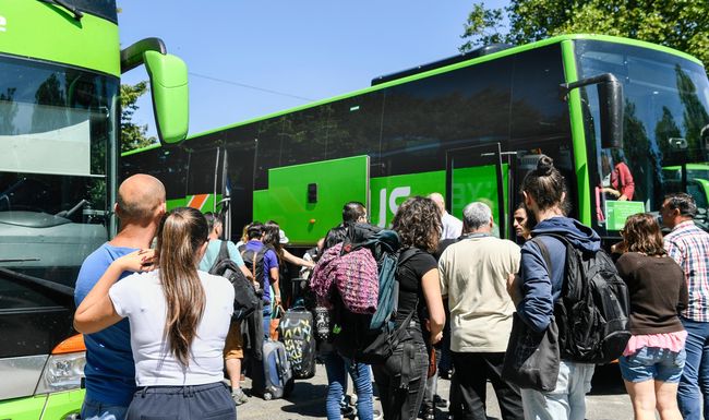 Laut Zeugenaussagen war Flixbus auf der Strecke von Luzern nach Italien schon mehrfach verspätet. Ein Mann ist im September in Luzern über sechs Stunden im Regen gestanden und hat vergeblich auf den Bus gewartet. (Symbolbild)