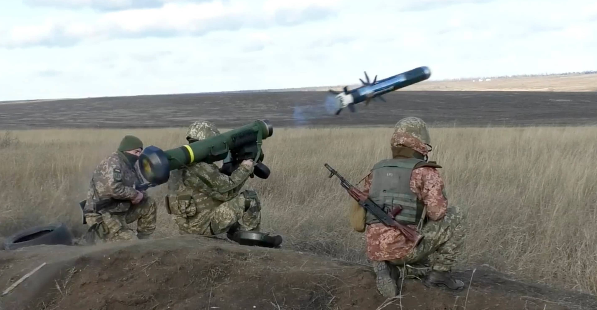 Das macht sie verwundbar für schultergestützte Panzerabwehrwaffen einer neuen Hightech-Generation wie das von den Briten gelieferte NLAW-System oder wie hier im Bild das US-Lenkwaffensystem Javelin.