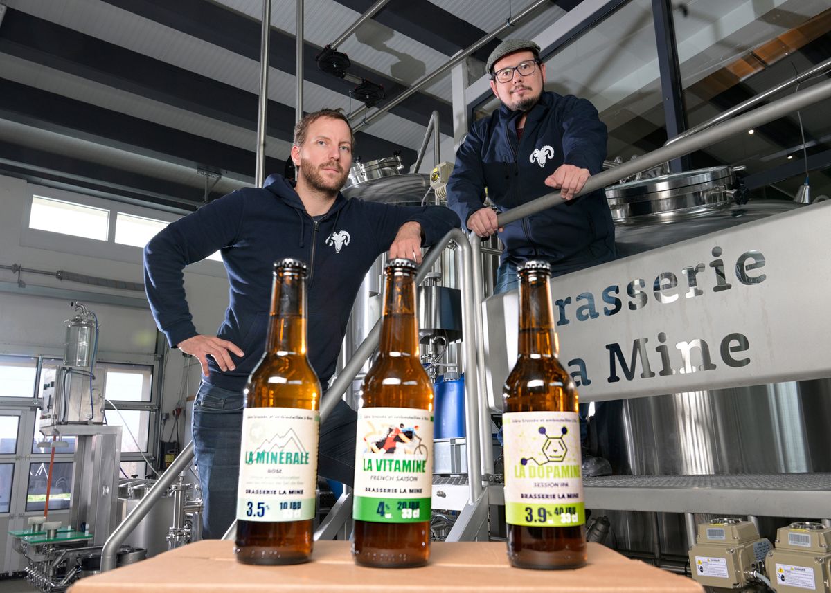 Bex, le 6 novembre 2023. Trois bières, La Minérale, la Vitamine et la Dopamine produites par Michael Dupertuis(g) et Eric Nussbaum (d)  brasserie de la Mine, contreviennent aux prescriptions cantonales en raison de leurs noms.  24HEURES/Chantal Dervey