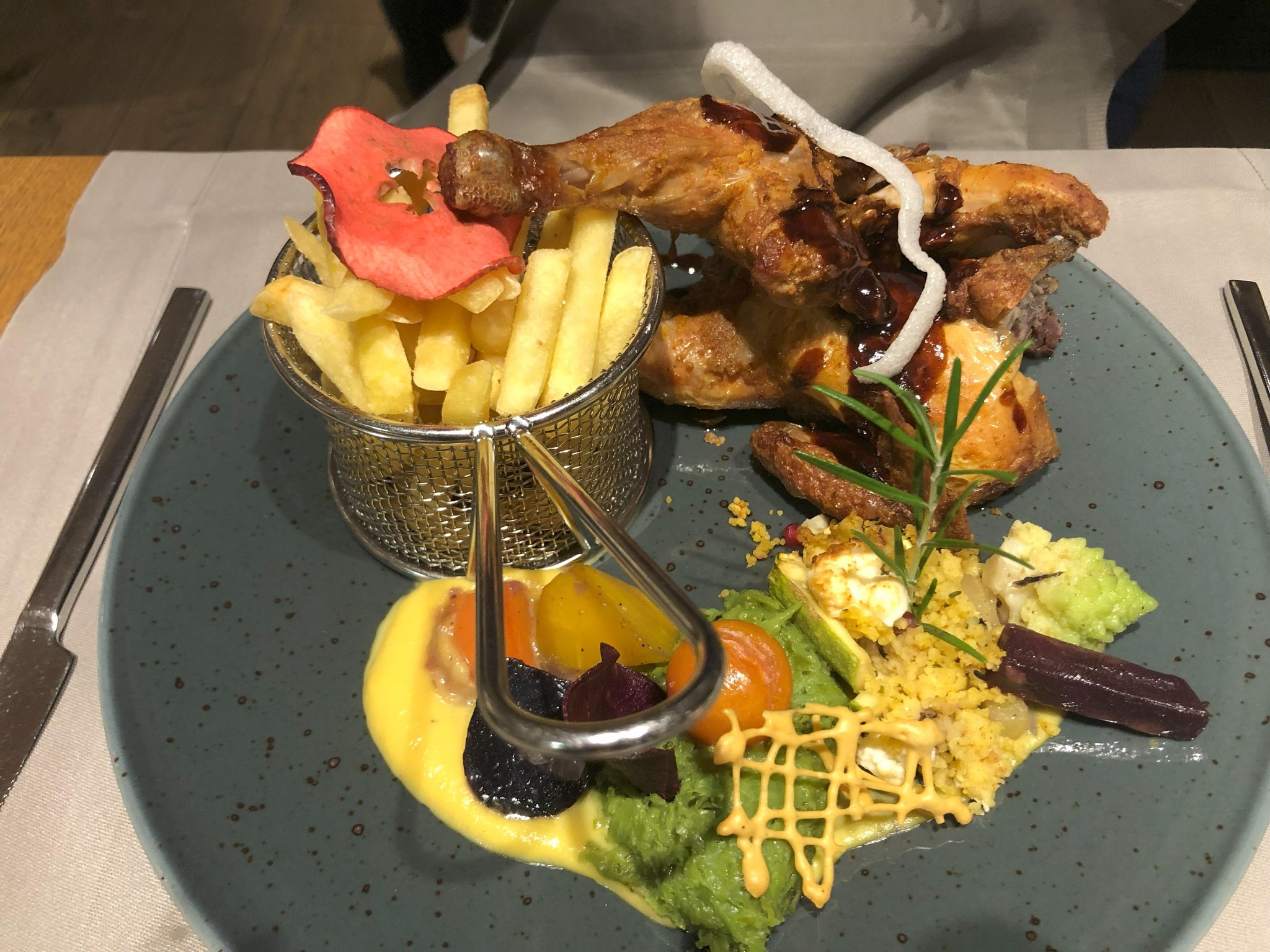 Wo Rosmarin-Honig-Sauce über das Mistkratzerli tröpfelt