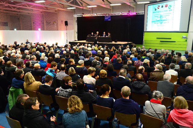 Stiess auf grosses Interesse: Das Fluglärmpodium in der Grosshalle mit Moderator Jakob Bächtold, Regierungsrätin Carmen Walker Späh, Stefan Conrad, COO Flughafen Zürich und Ralph Weidemann, Bürgerprotest Fluglärm Ost (am Pult, v.l.).