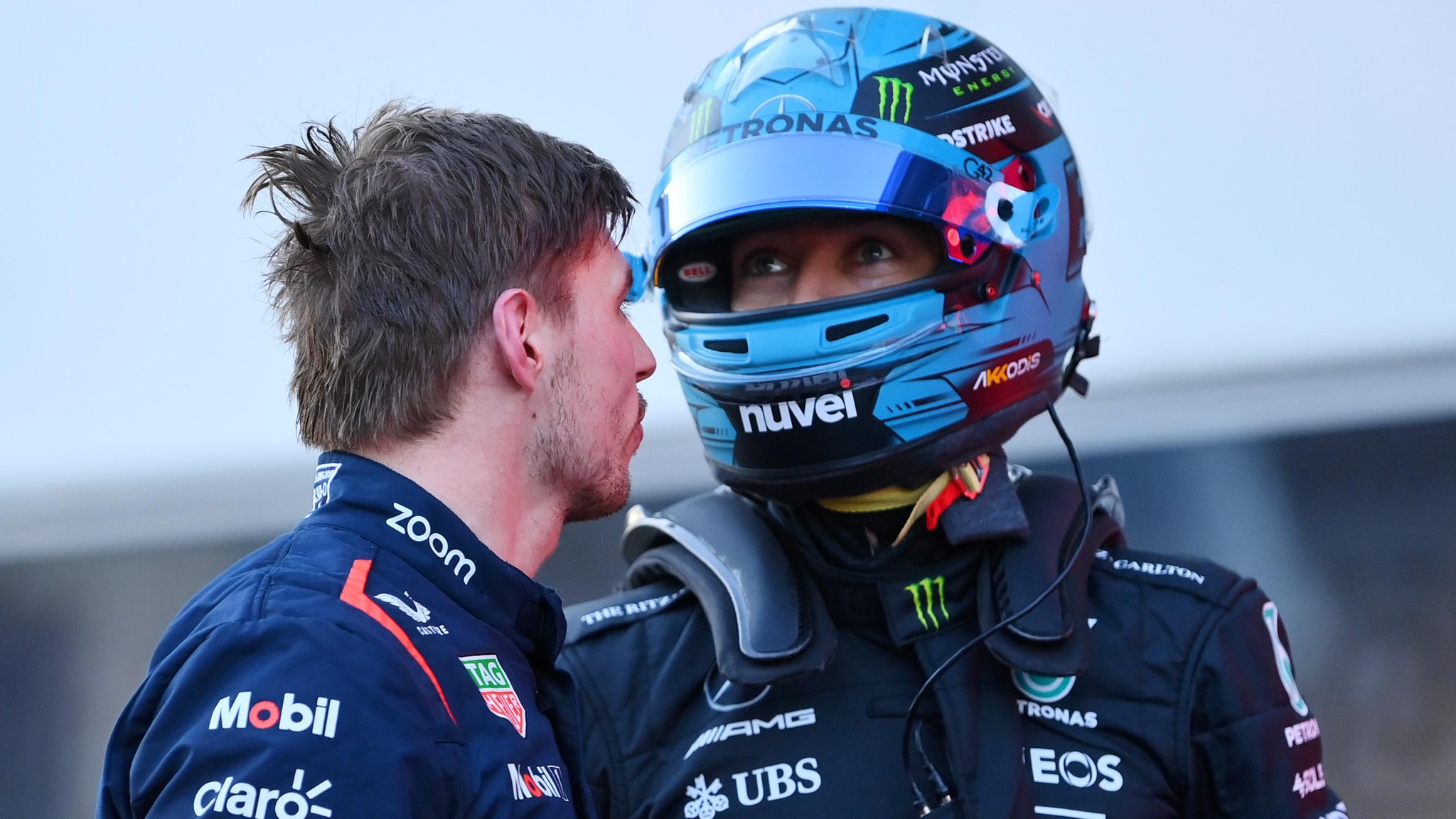 Max Verstappen und George Russell unterhalten sich im Parc Fermé vor dem F1 Grand Prix von Aserbaidschan 2023 in Baku.