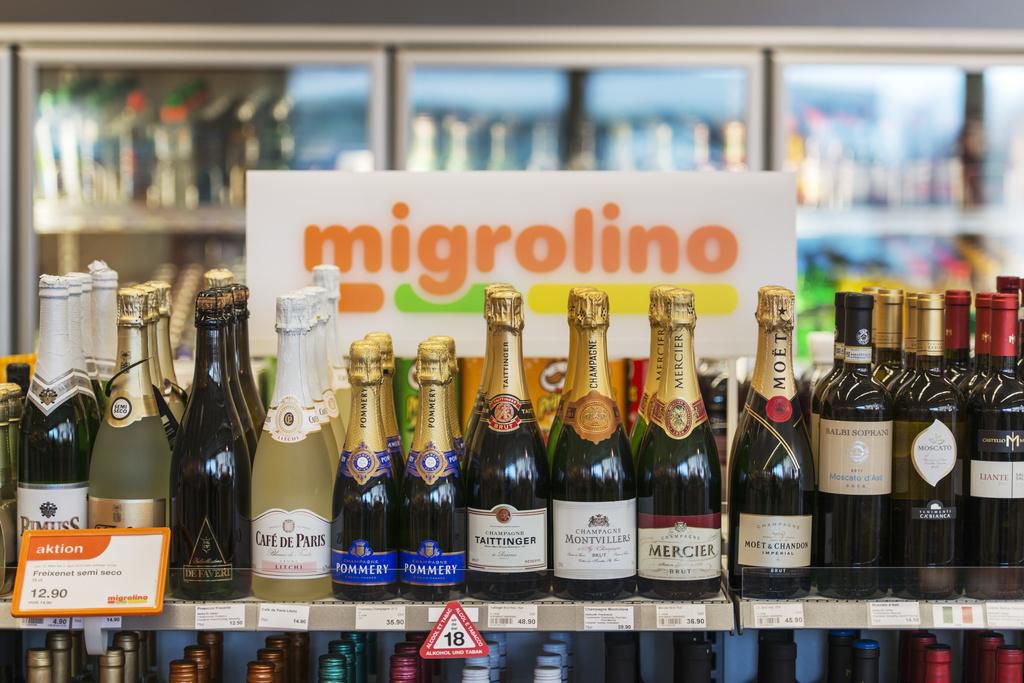 Les Migrolino proposent déjà de l’alcool mais cette autorisation pourrait bientôt s’étendre à l’ensemble des succursales de la Migros.