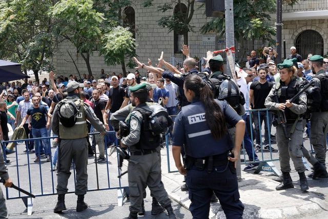 Araber protestieren gegen die Metalldetektoren, die Israel aufgestellt hat, um auf dem Plateau, wo die Al-Aksa-Moschee steht, die Sicherheit zu erhöhen.