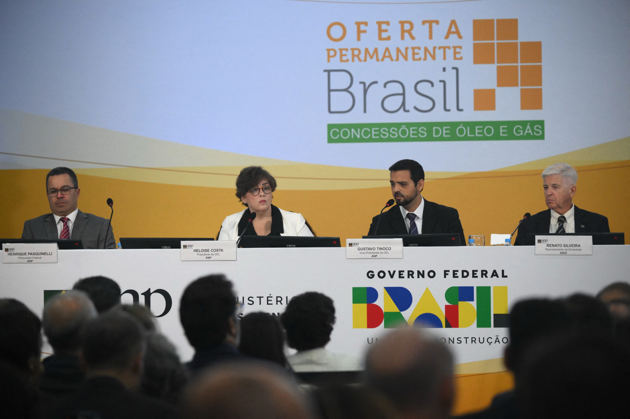 Heloise Costa und Gustavo Tinoco leiten eine Auktion von Ölblöcken in Rio de Janeiro, Brasilien, am 17. Juni 2025.