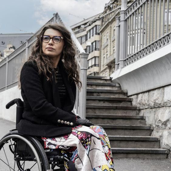 Portait de Patrizia Mori dans les rues de Lausanne. 