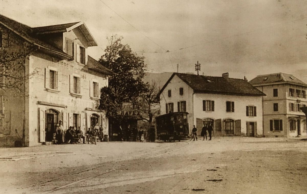 Le tram à Croix-de-Rozon, à l’angle des routes du Pont-de-la-Fin et d’Annecy.