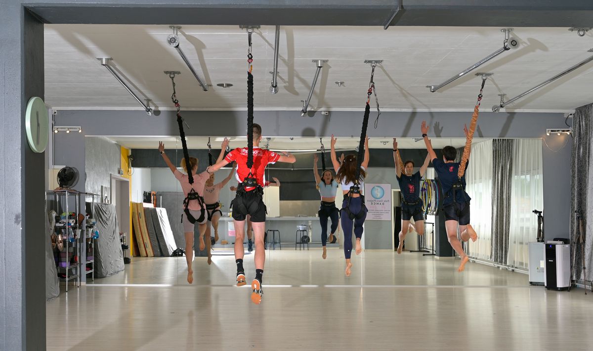 Légèreté, plaisir et sensations garanties: la magie du bungee fitness opère dès la première séance.
