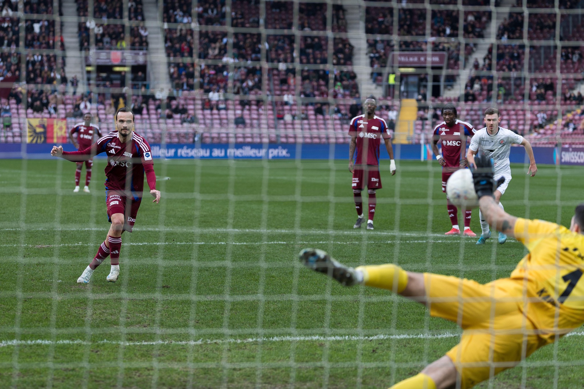 Jeremy Guillemenot du Servette FC tirant un penalty face au gardien Stefanos Kapino de Winterthur lors d’un match de Super League au Stade de Genève.
