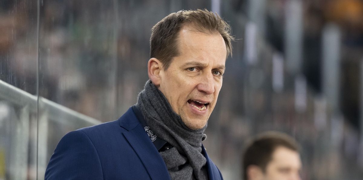 Antti Toermaenen, entraîneur-chef de Bienne, réagit lors du match de hockey sur glace de la National League contre Lausanne HC à l'Arena Tissot à Bienne, le 2 mars 2023.