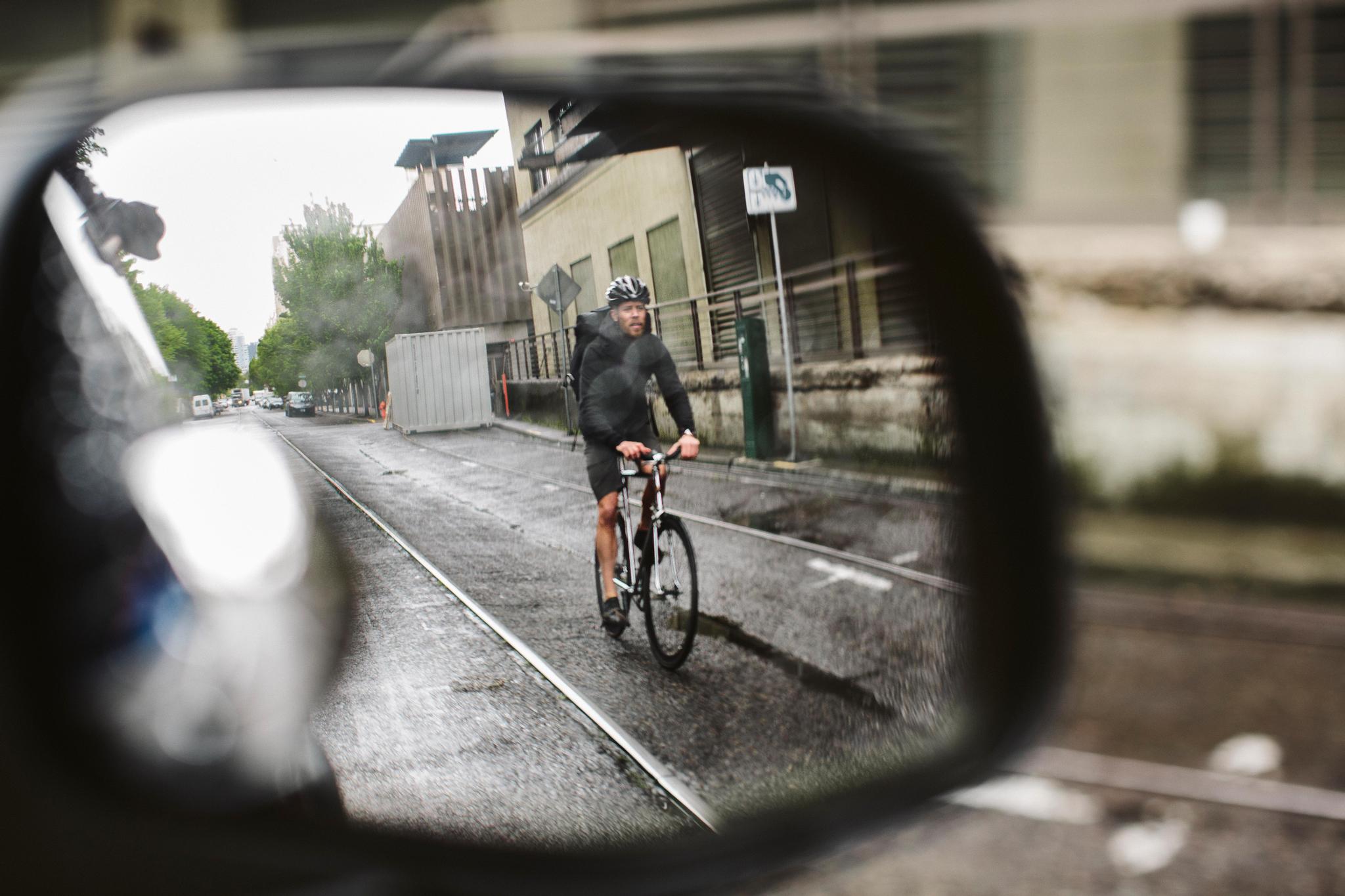  Une ambulance a pris en charge le cycliste blessé. 