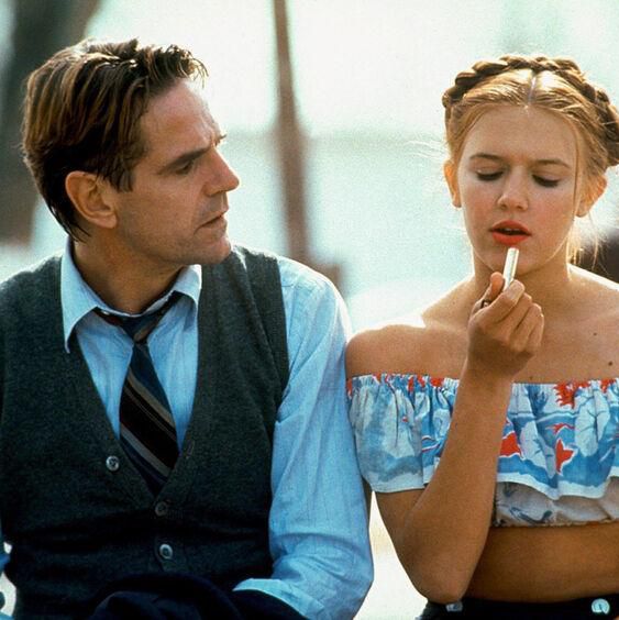Dans Lolita (1997), Humbert (Jeremy Irons) tombe amoureux de la très jeune Dolores (Dominique Swain). 