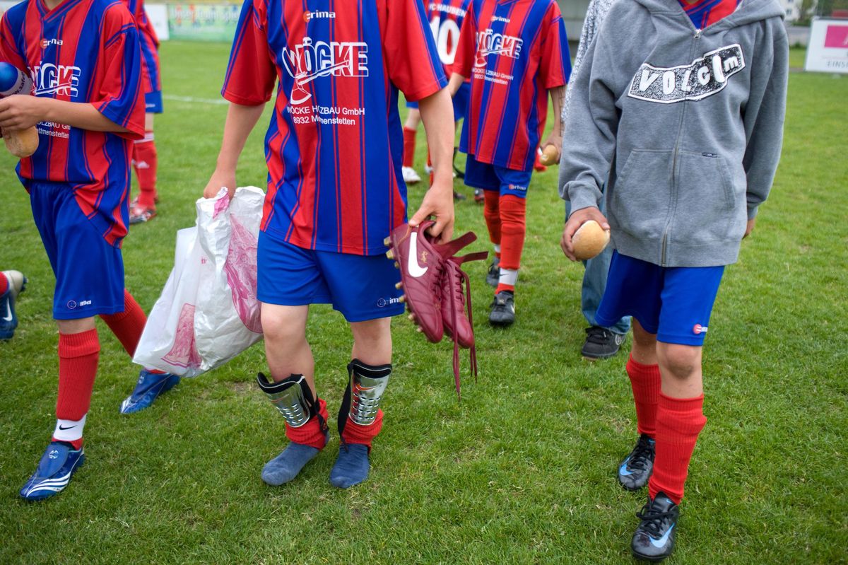 Jeunes joueurs de football du FC Hausen a/A quittant le terrain Rappenmoeoesli à Einsiedeln après avoir perdu 2:1 contre le FC Einsiedeln, le 17 mai 2008.